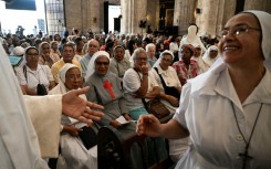 Religiosas asisten a una misa en memoria del difunto papa Francisco en la Catedral de La Habana el 24 de abril de 2025.