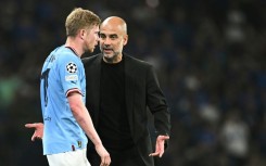Manchester Citymanager Pep Guardiola talks with Kevin De Bruyne