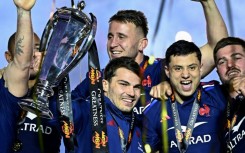 France captain Antoine Dupont (C) lifts the 2025 Six Nations