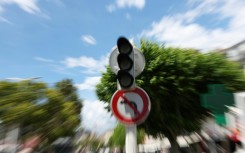 Un feu tricolore privé d'électricité, à Cannes, le 24 mai 2025