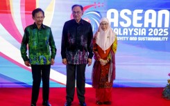 Brunei's Sultan Hassanal Bolkiah (L, with Malaysian Prime Minister Anwar Ibrahim) was in Kuala Lumpur for the ASEAN summit