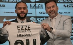 Le président du Corinthians, Augusto Melo, avec l'international néerlandais Memphis Depay, le 12 septembre 2024 à São Paulo