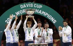 L'Italien Jannik Sinner avec le trophée de la Coupe Davis remporté en battant en finale les Pays-Bas le 24 novembre 2024 à Malaga, en Espagne