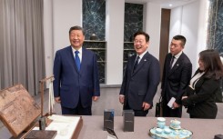 Chinese leader Xi Jingping (L) joked about spying as he gave South Korean President Lee Jae Myung a pair of Chinese smartphones