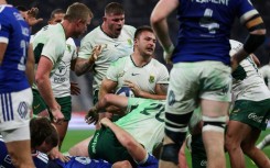 Andre Esterhuizen (C) celebrates after scoring SOuth Africa's second try at the Stade de France