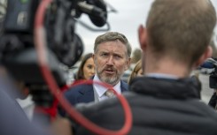 L'élu républicain Thomas Massie parle à la presse devant le Capitole de Washington, le 18 novembre 2025