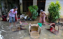 Sri Lanka is dealing with a fresh bout of heavy rain, hampering a clean-up operation after flash floods and landslides
