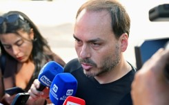 Carlos Bolsonaro showed up at the hospital entrance to "send good energy" to his father