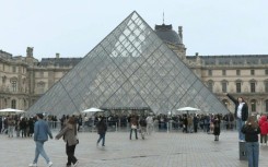 Tourists flock to Louvre despite fare hikes for non-Europeans