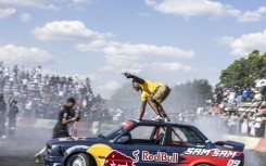 Living up to his nickname 'Speed', he has been filmed live by his teams as he dashes around, alternating cultural discoveries, interactions with vendors or street artists with other antics