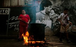 La cocinera María Torres, en el comedor social en el patio de la casa natal del fallecido futbolista Diego Maradona en Villa Fiorito, en la provincia de Buenos Aires, en Argentina, el 9 de abril de 2026