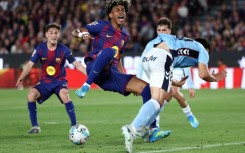 Barcelona's Spanish forward Lamine Yamal (C)