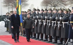 Lithuania's President Gitanas Nauseda (L) and Ukraine's President Volodymyr Zelensky review the military honour guard in Vilnius