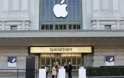 Strong Apple results boosted shares 3.2 percent, contributing to records for the S&P 500 and Nasdaq