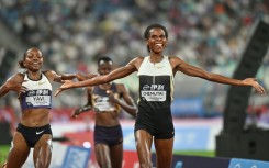 Uganda's Peruth Chemutai (R)