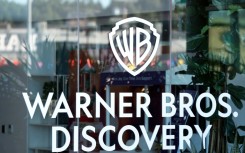Le logo du studio hollywoodien Warner Bros Discovery à Culver City, le 5 décembre 2025 en Californie