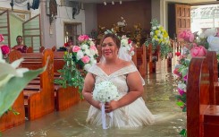 The bride arrived in the church aboard a rickshaw with an elevated chassis, keeping her wedding gown pristine before she got off at the church courtyard