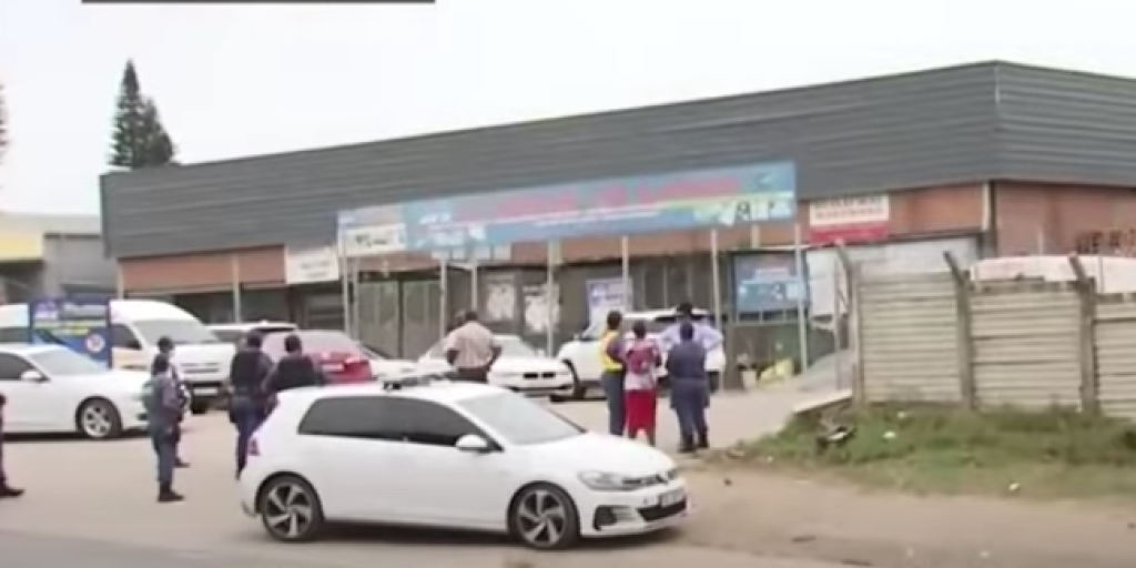 Armed robbers on the run after holding workers hostage - Vimarsana News
