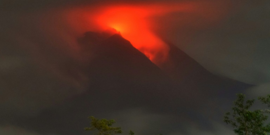 Hundreds flee their homes as Indonesian volcano erupts - Vimarsana News