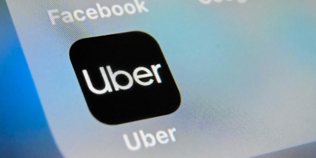 Uber vehicle set alight outside Protea Glen Mall - Vimarsana News