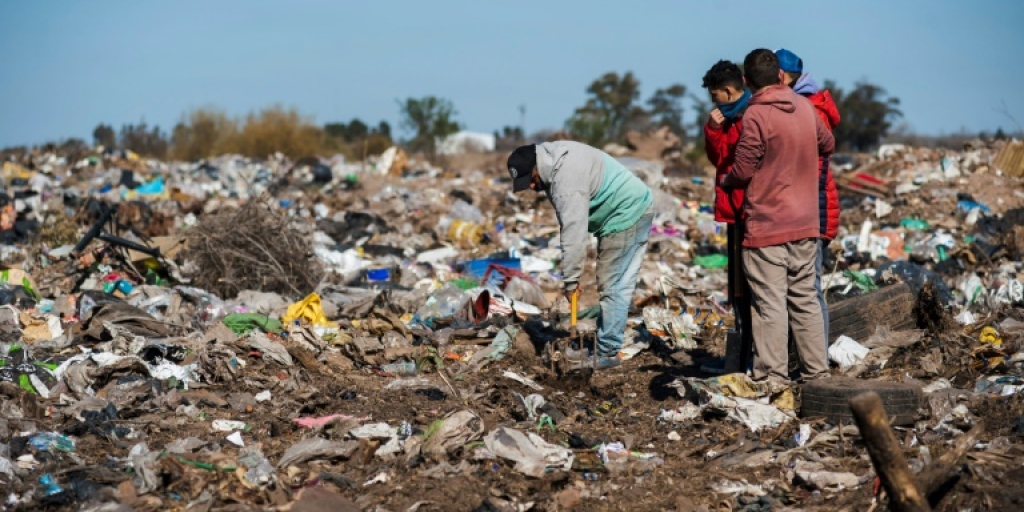 Locals descend on Argentina dump to dig for dollars - Vimarsana News