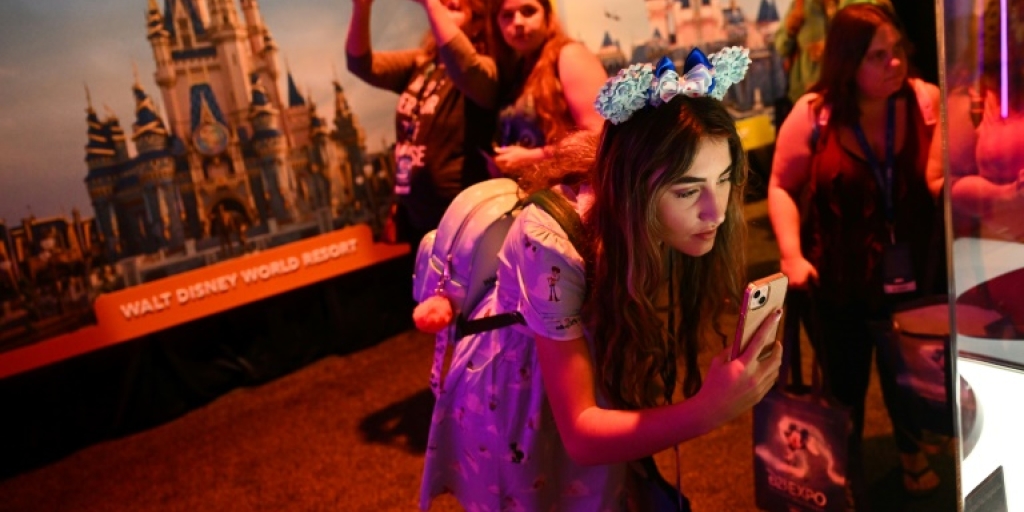 Standing ovation as Harrison Ford presents new 'Indiana Jones' at Disney expo - Vimarsana News