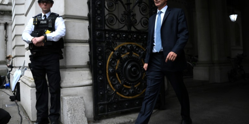 Britain fast-tracks fiscal plans as Truss hangs by thread - Vimarsana News
